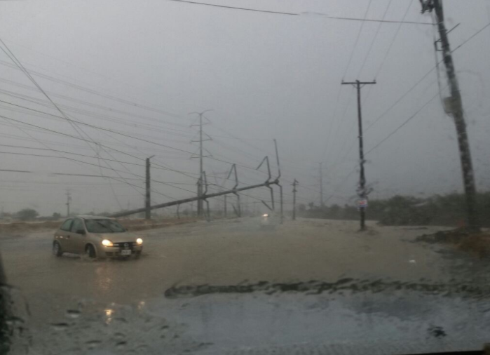 Torre de alta tensión afectada en vialidad de Monterrey por lluvias