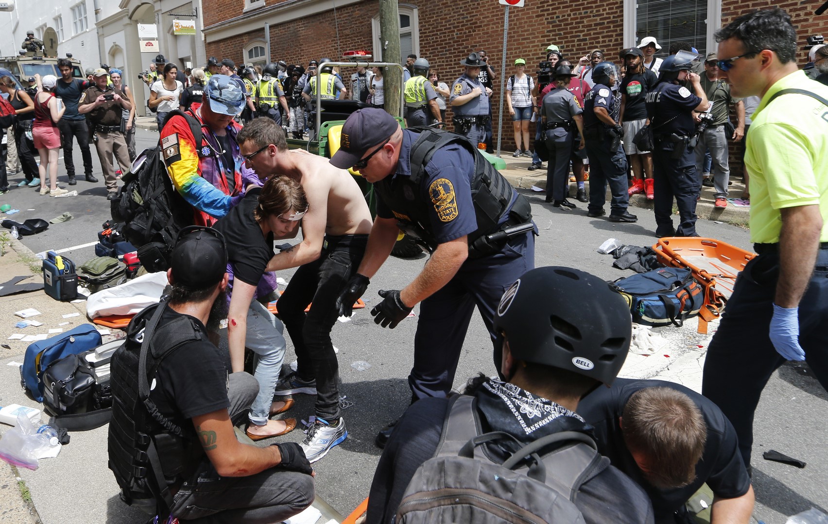 Trump culpa a neonazis, supremacistas y manifestantes de izquierda por la violencia en Charlottesville