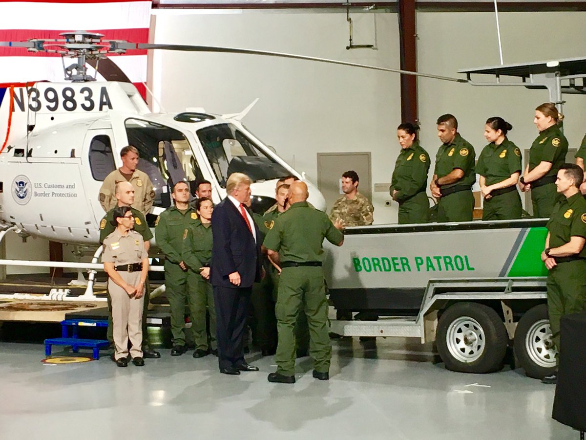 Trump llega Arizona donde visitara frontera Mexico