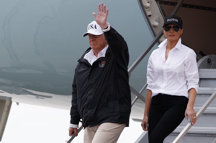 Melania Trump no da descanso a la moda en zonas de inundaciones