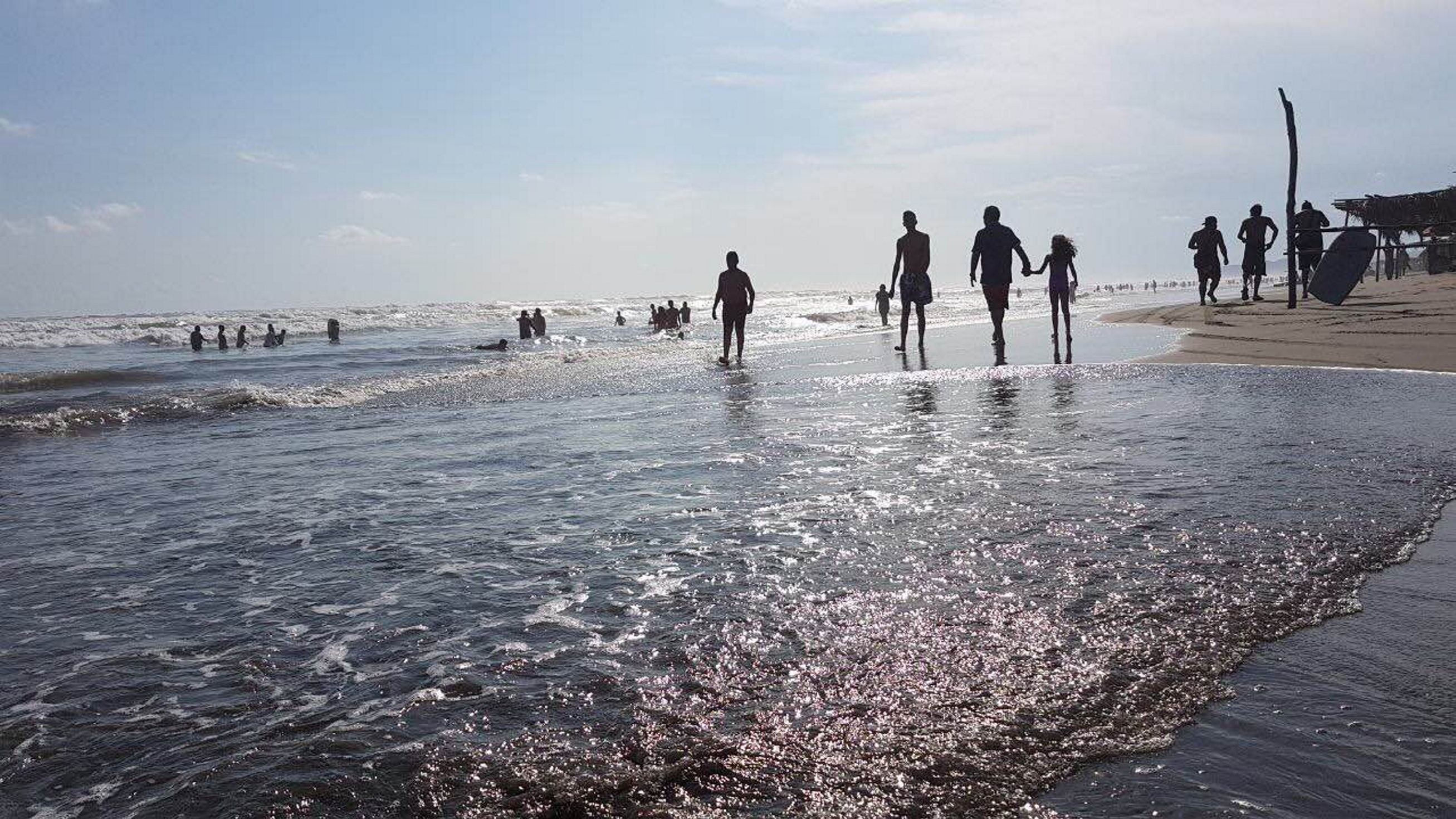 Turistas disfrutan de las costas de Guerrero