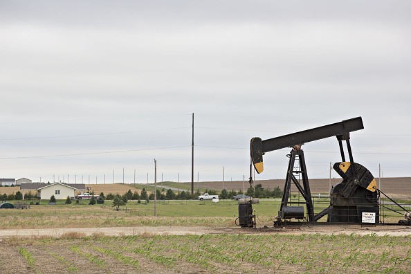 Un bombeo opera en campo petrolífero en Kansas