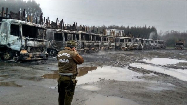 encapuchados queman autobuses en Chile