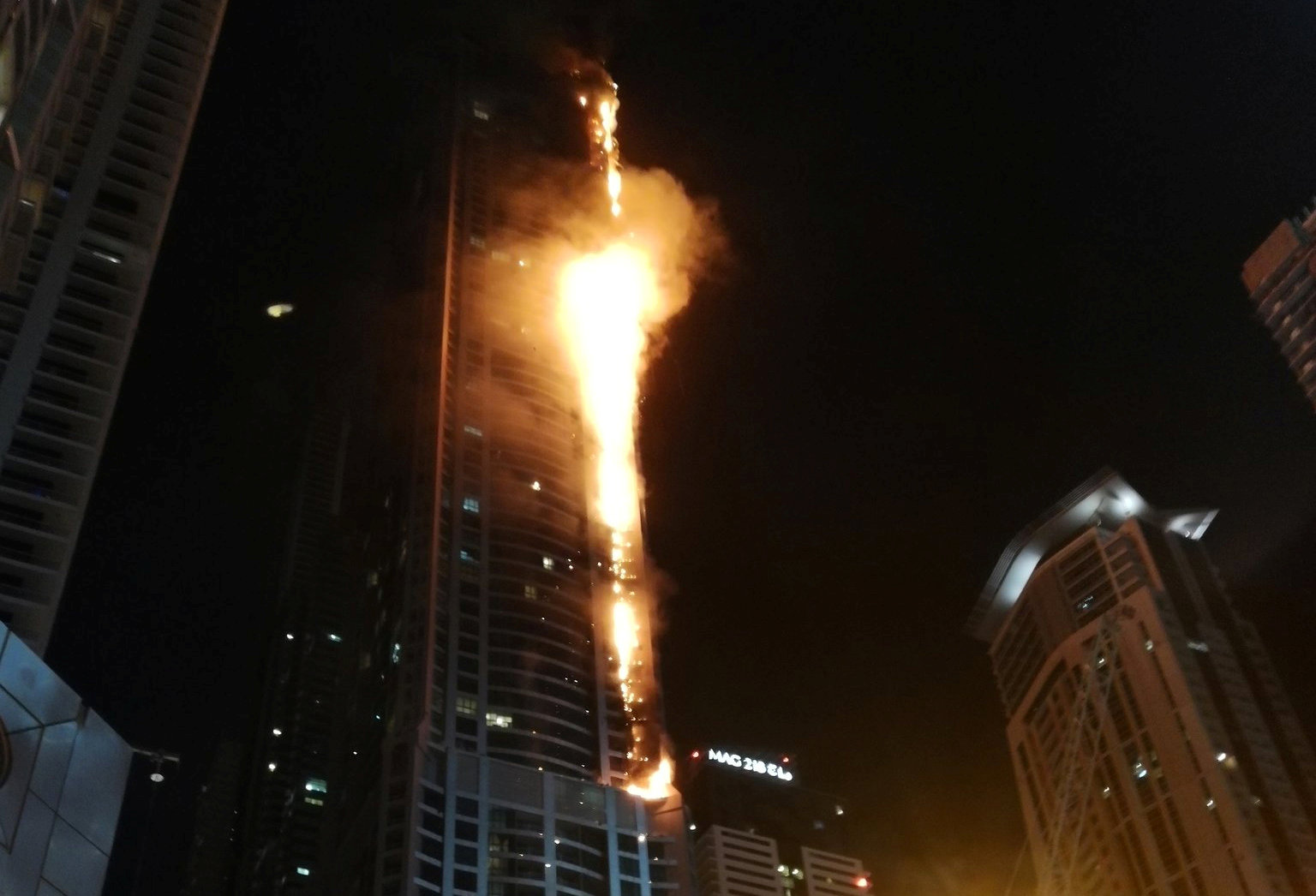 Un enorme incendio consume rascacielos Tower Torch Dubai