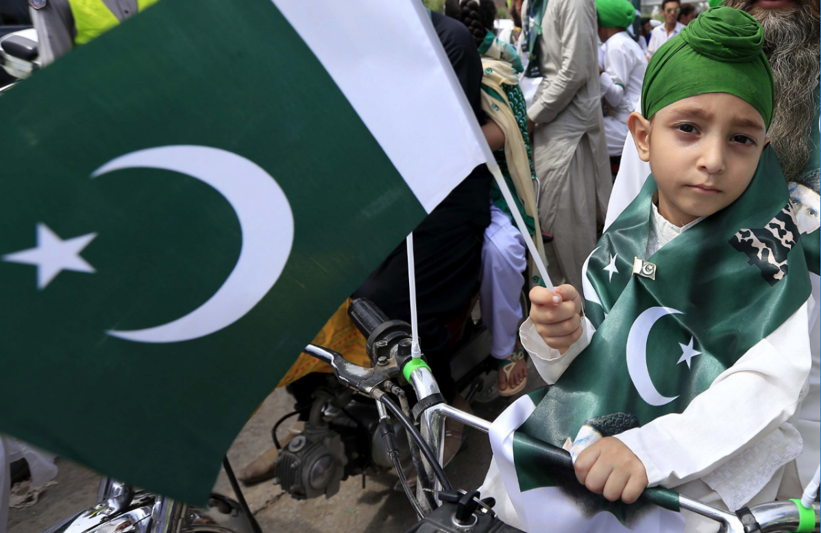 Un niño viste los colores de Pakistán durante el 70 aniversario de esa nación. (EFE)