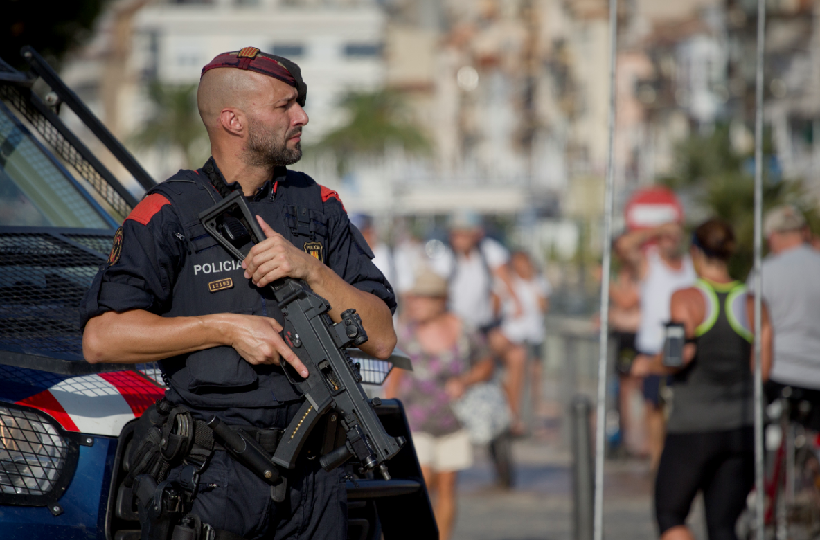Policia armado en Cambrils, region de Cataluna Espana
