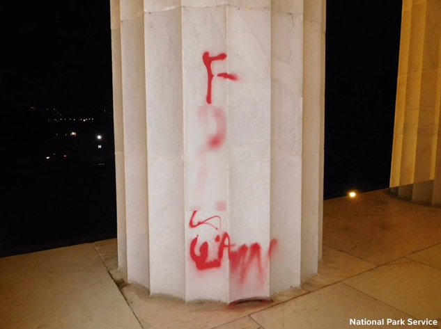 Vandalizan con grafiti el Monumento a Lincoln en Washington