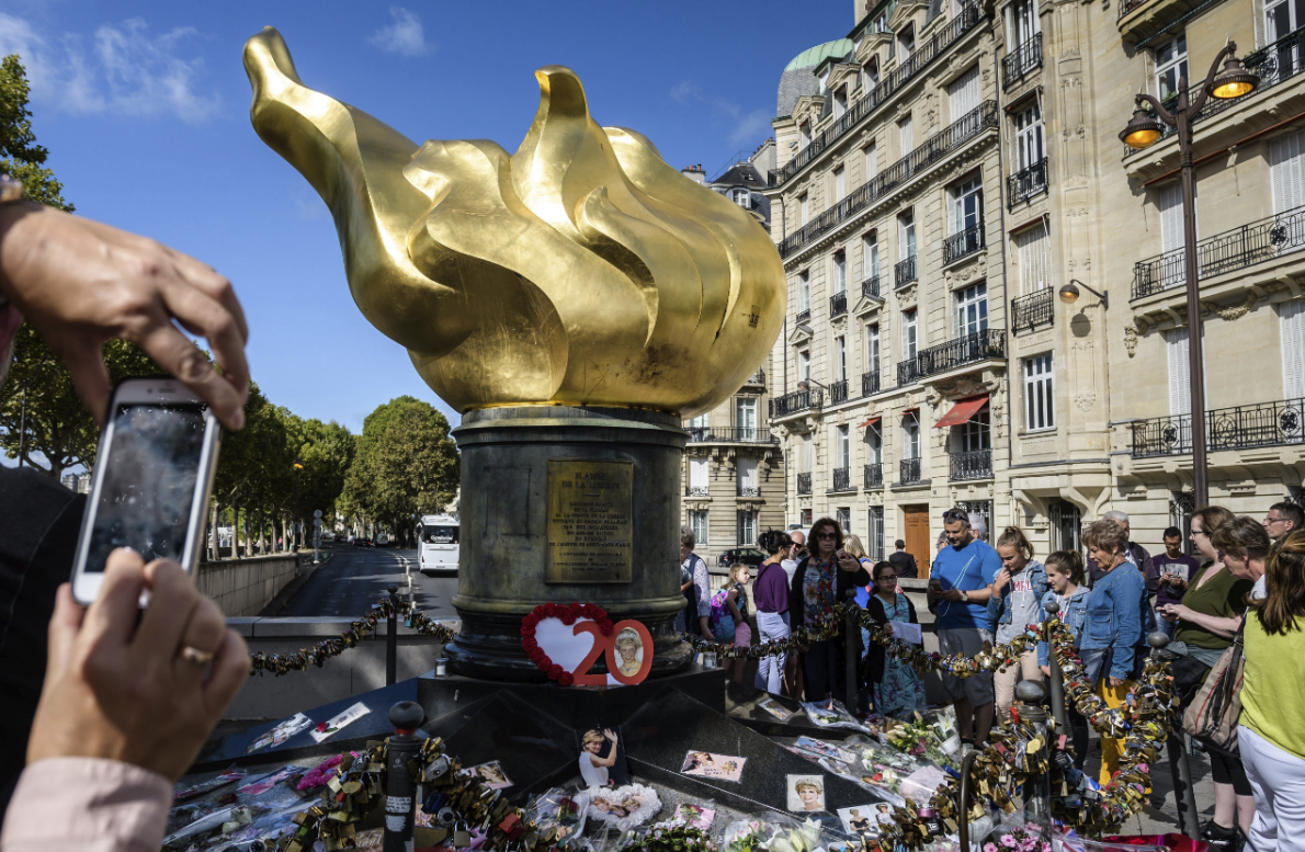 Flores y mensajes en honor de Diana en Paris