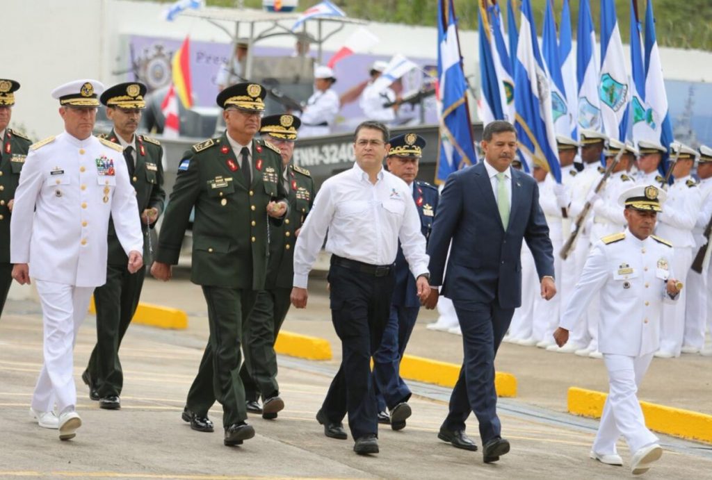 Secretario de Marina recibe condecoración del gobierno de Honduras