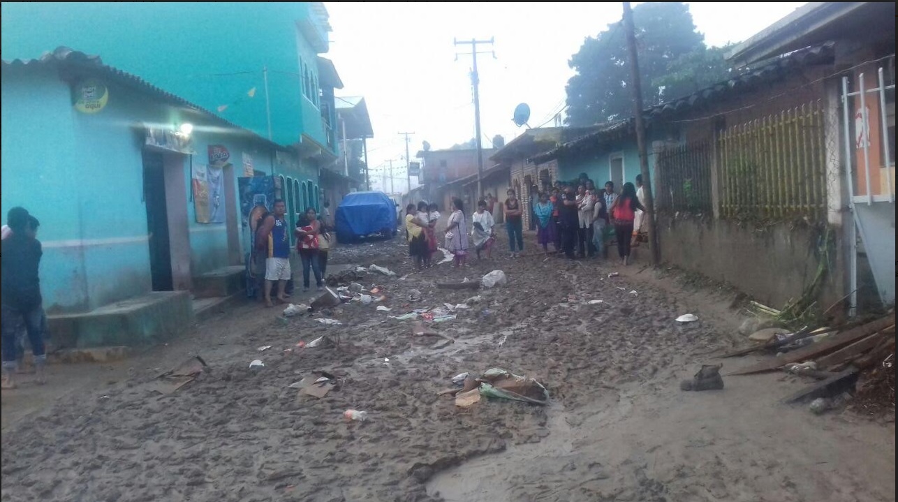 Desbordamiento de río en Guerrero daña viviendas