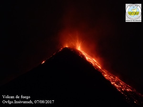 volcan de fuego de guatemala entra en erupcion