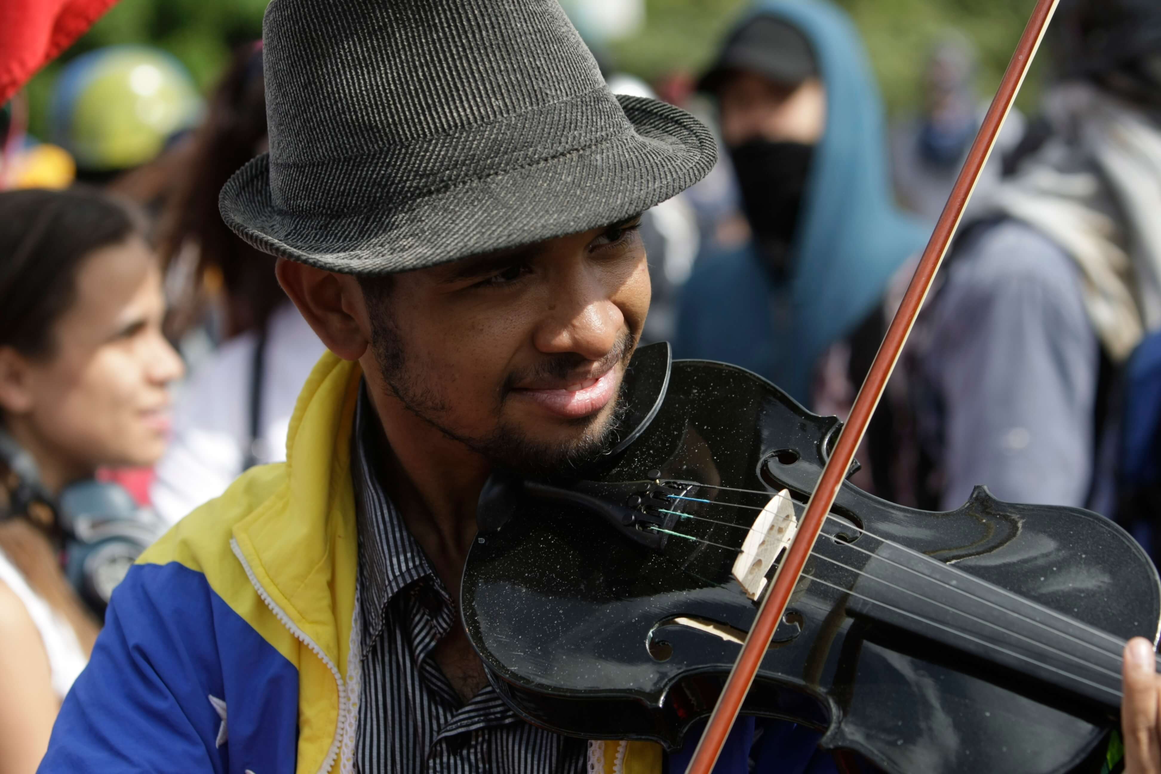 Wuilly Arteaga, violinista de las marchas en Venezuela