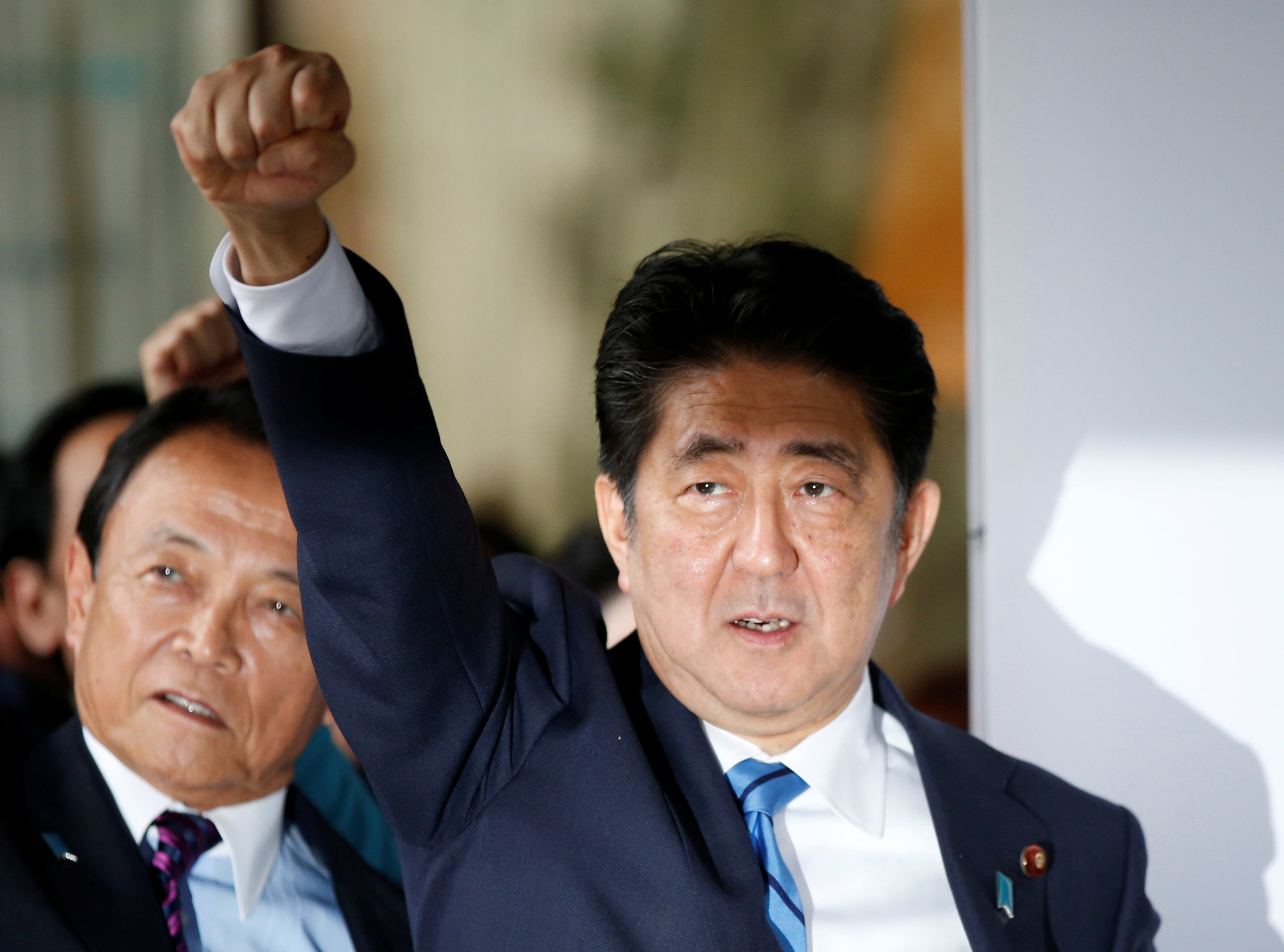abe disuelve camara baja parlamento japones
