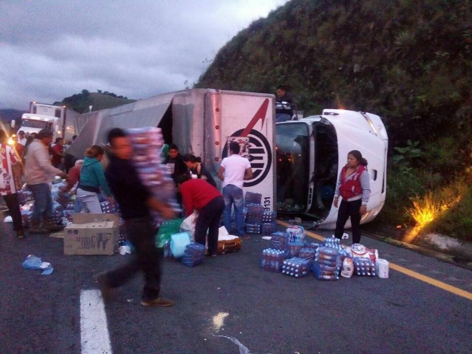 Se vuelca camión y roban víveres para damnificados por el sismo