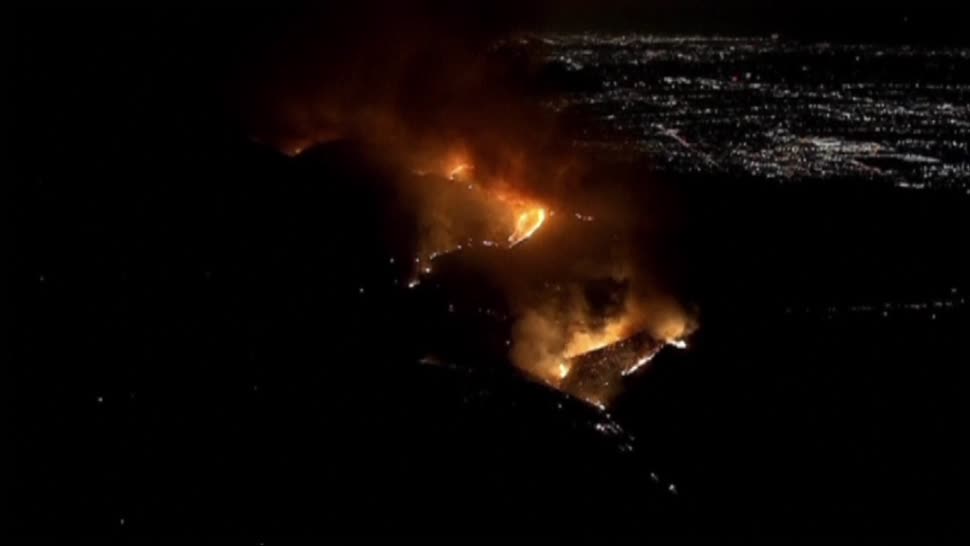 Más de 500 viviendas evacuadas por incendio forestal en California