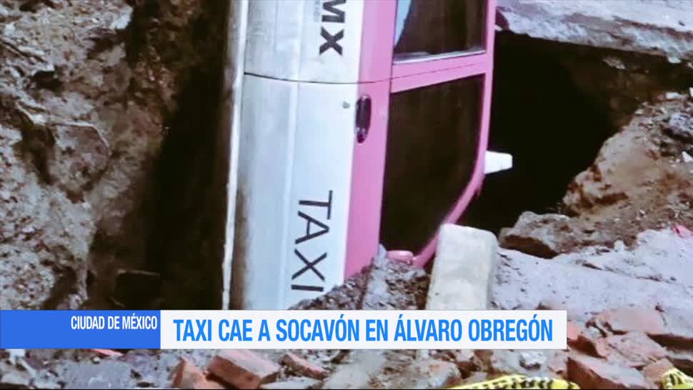Taxi cae en un socavón en Álvaro Obregón en CDMX