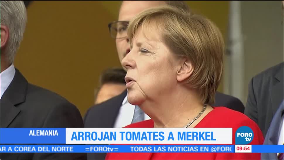 Lanzan Tomates Canciller Angela Merkel
