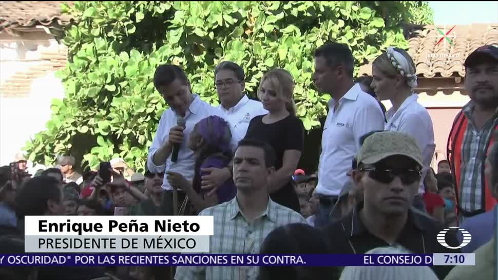 Peña Nieto supervisa entrega de ayuda a damnificados del sismo en Oaxaca