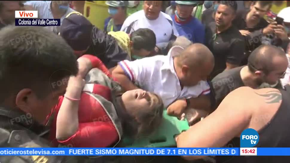 Rescatan con vida a mujer atrapada entre escombros en la Colonia del Valle
