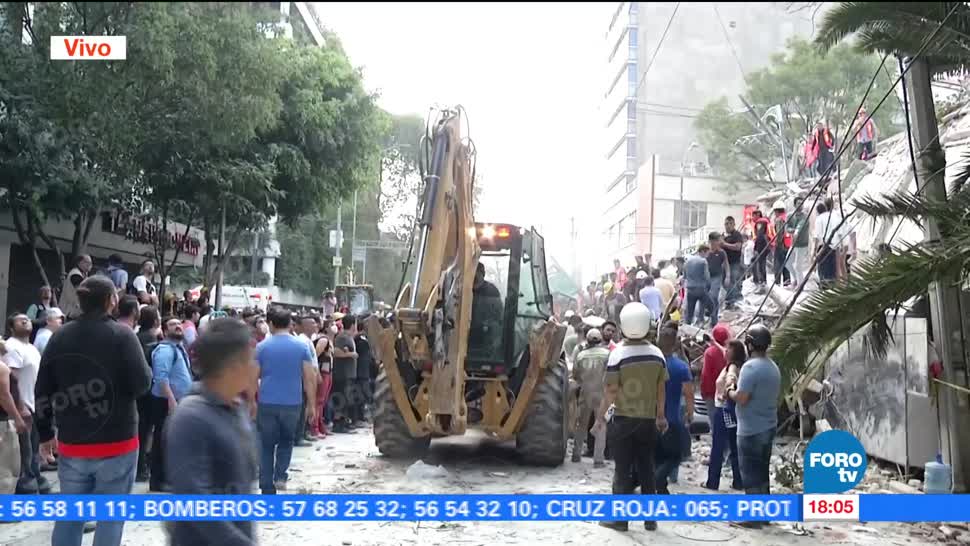 Pacientes reciben atención médica en la calle tras sismo en la CDMX