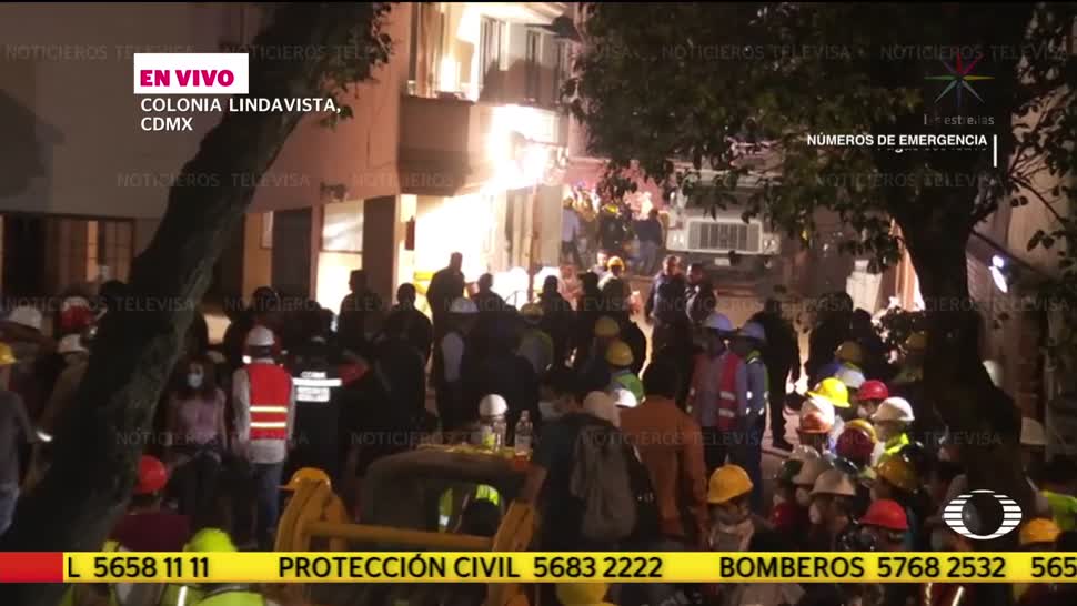 Rescatan a 19 personas de edificio derrumbado en Lindavista