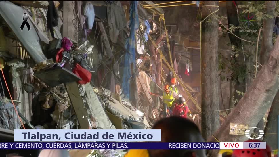Hombre espera rescate de su esposa atrapada entre escombros del multifamiliar Tlalpan