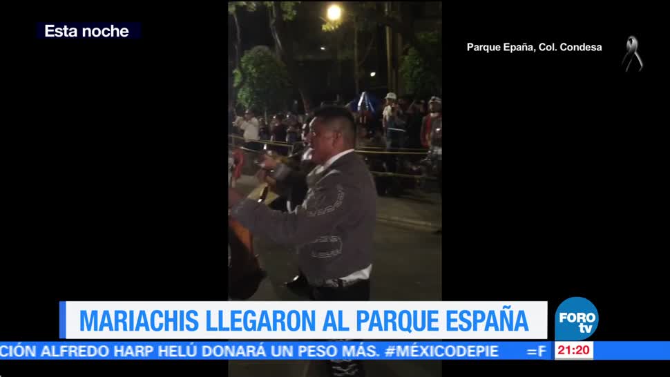 Un grupo de mariachis anima a la gente en el parque España