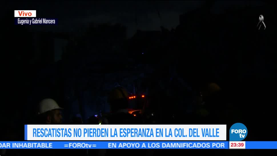 Rescatistas buscan vida entre los escombros en la colonia Del Valle