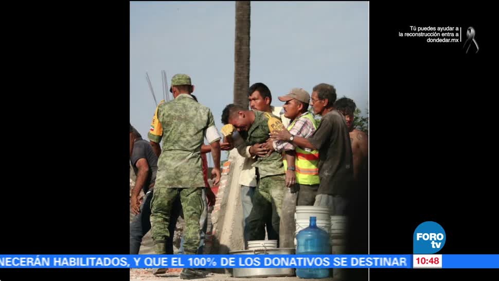 Difunden foto de soldado que lloró al recuperar cuerpos tras sismo