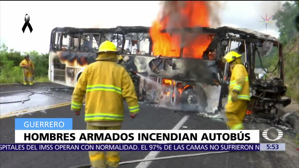 Hombres armados incendian autobús de pasajeros en Guerrero