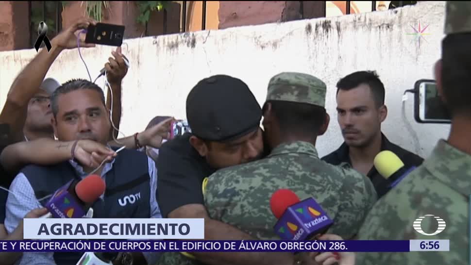 Padre abraza al soldado que recuperó cuerpos de su familia tras sismo