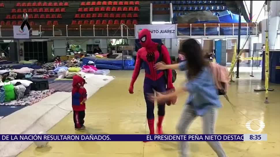 Batman y Spiderman visitan a niños en albergues de la CDMX