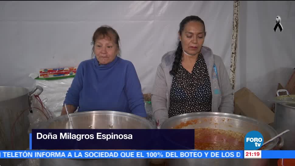 Reparten comida gratis a voluntarios y damnificados por el sismo