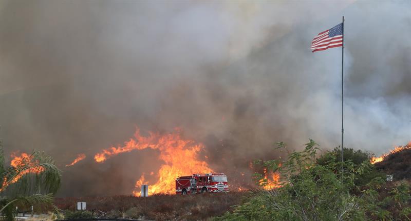 Evacúan más de 500 viviendas por incendio en Los Ángeles