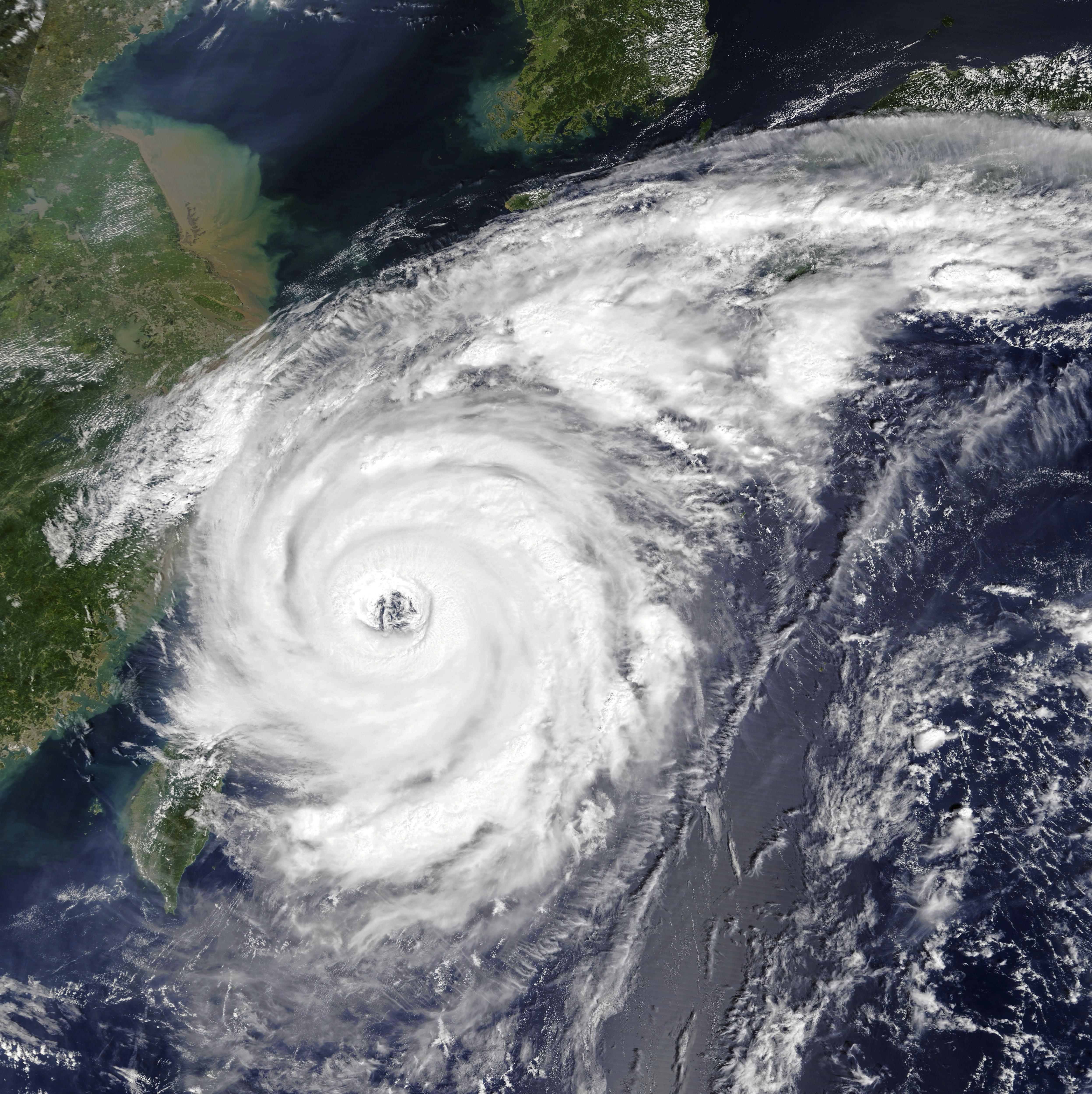 Recomiendan evacuar a 640,000 japoneses tras llegada del tifón Talim