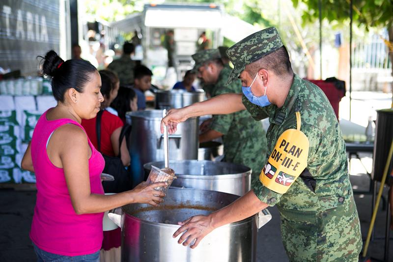 Fuerzas Armadas entregan ayuda a 600 mil afectados por sismo en Oaxaca