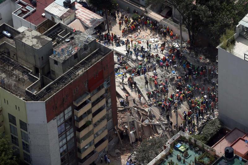 Prioridad es rescatar a personas en estructuras colapsadas: Peña Nieto