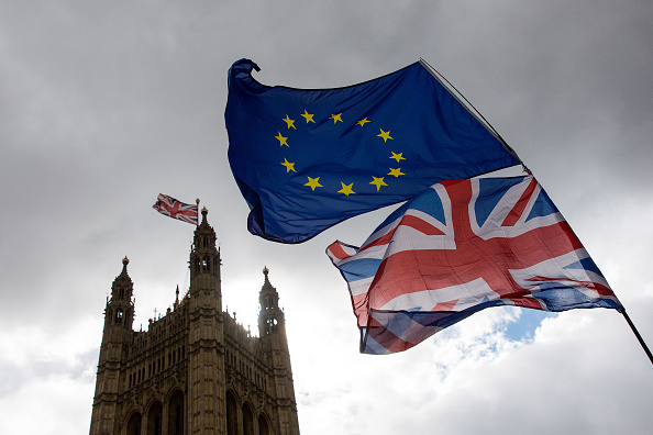 Banderas de Reino Unido y Union Europea ondean