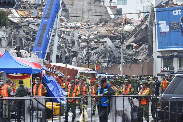 Rescatan dos cuerpos de los escombros de edificio en Álvaro Obregón