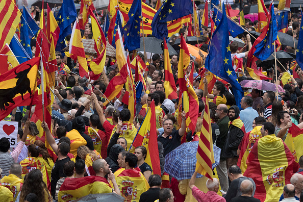 Miles se concentran en ciudades españolas contra la consulta ilegal catalana