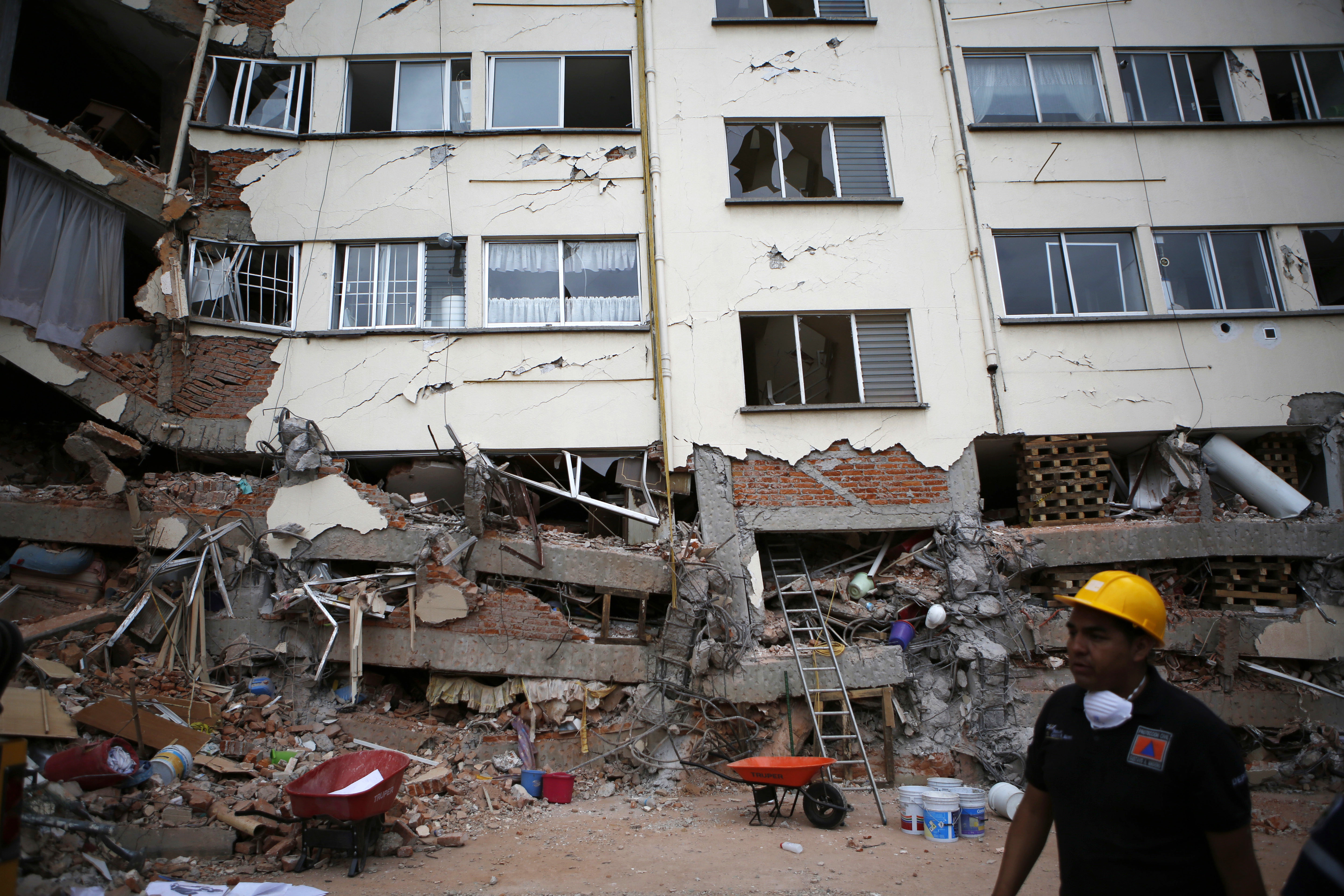 Mancera pide denunciar construcciones afectadas sismo