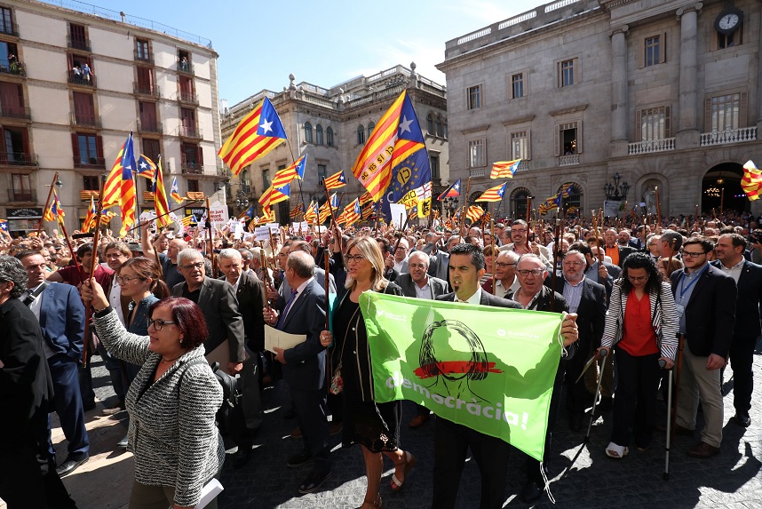 Alcaldes catalanes desafían a la Fiscalía española antes de referéndum