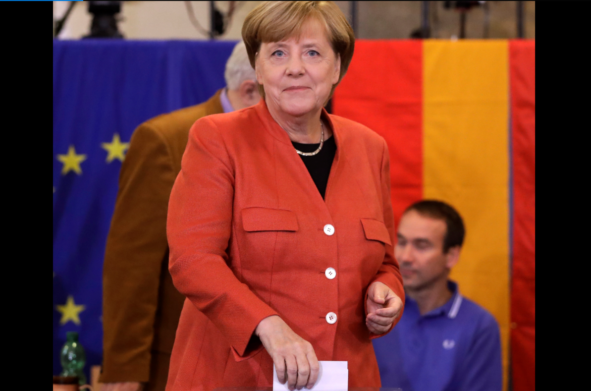 Angela Merkel emite su voto en las elecciones legislativas