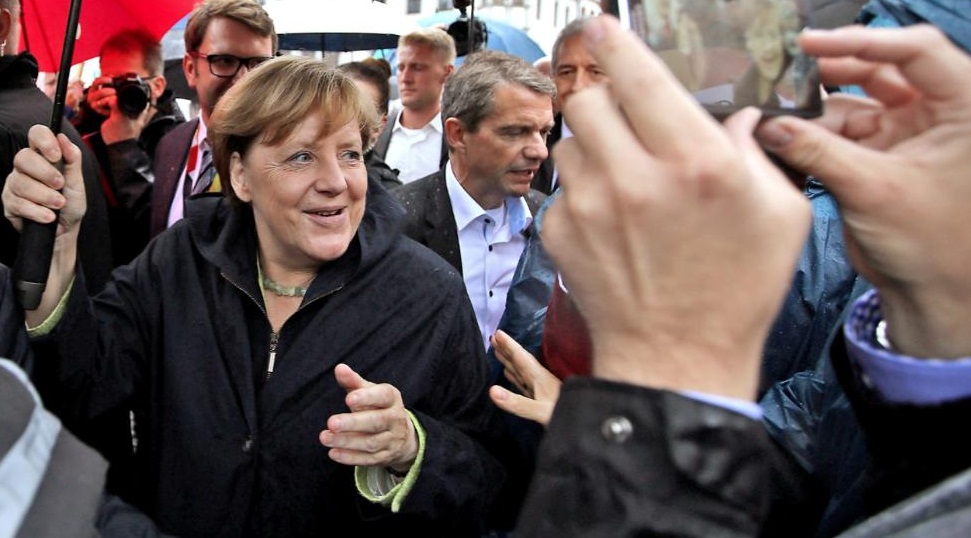 Mujer de 63 años trata de atacar a Merkel con un paraguas