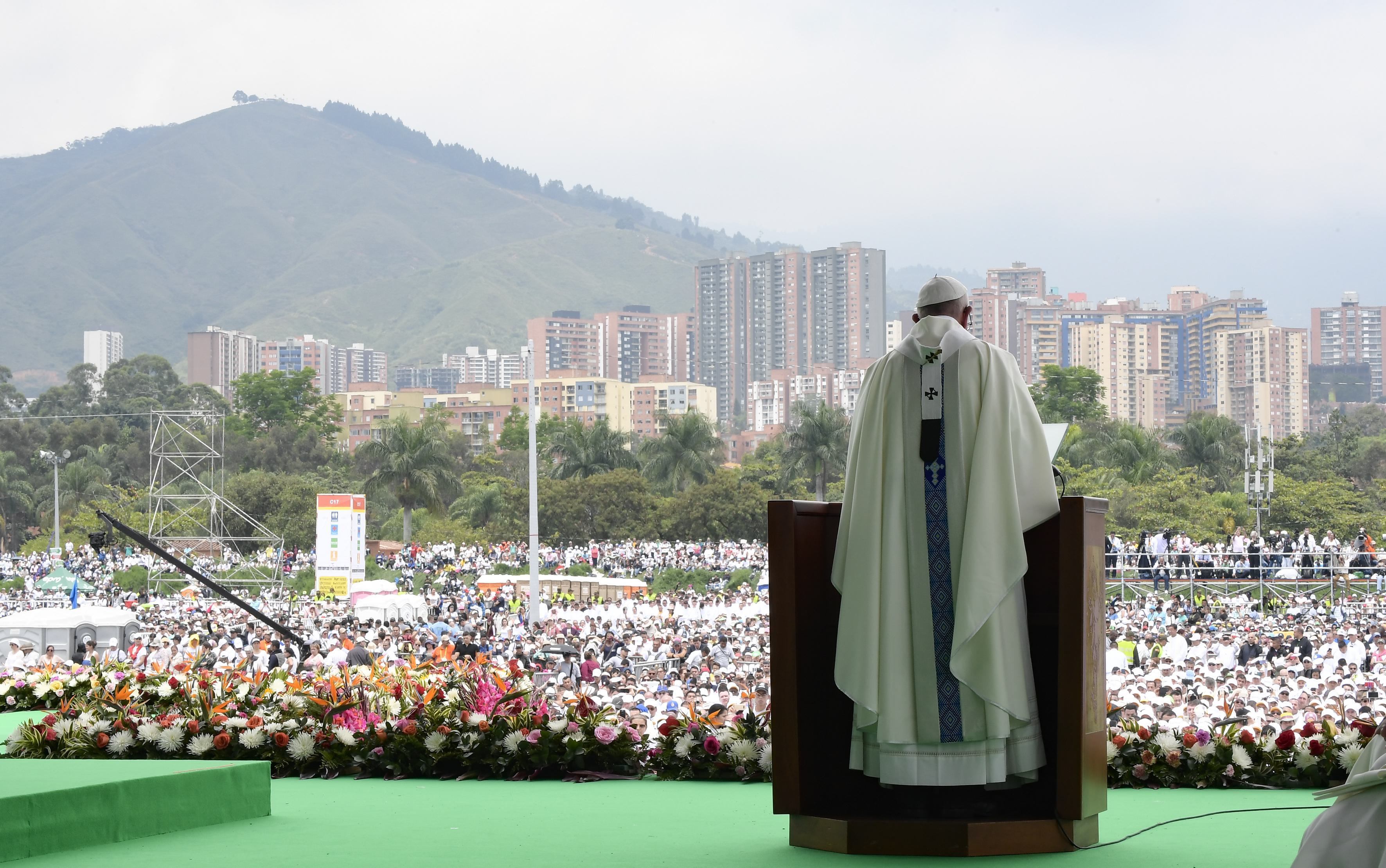 Papa Francisco pide a católicos colombianos una vida sin violencia