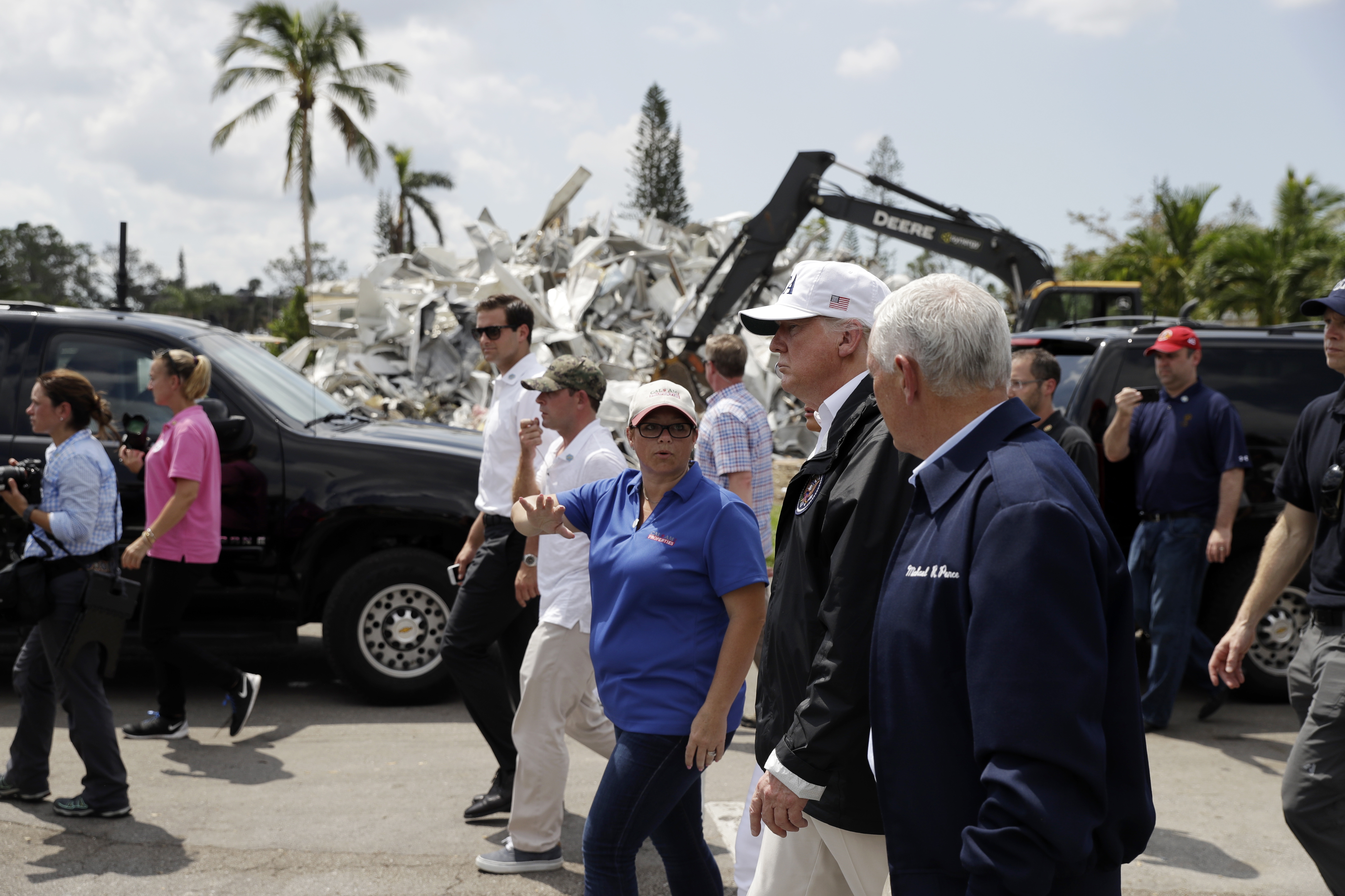 Trump se compromete a ayudar Florida tras visitar zona devastada por ‘Irma’