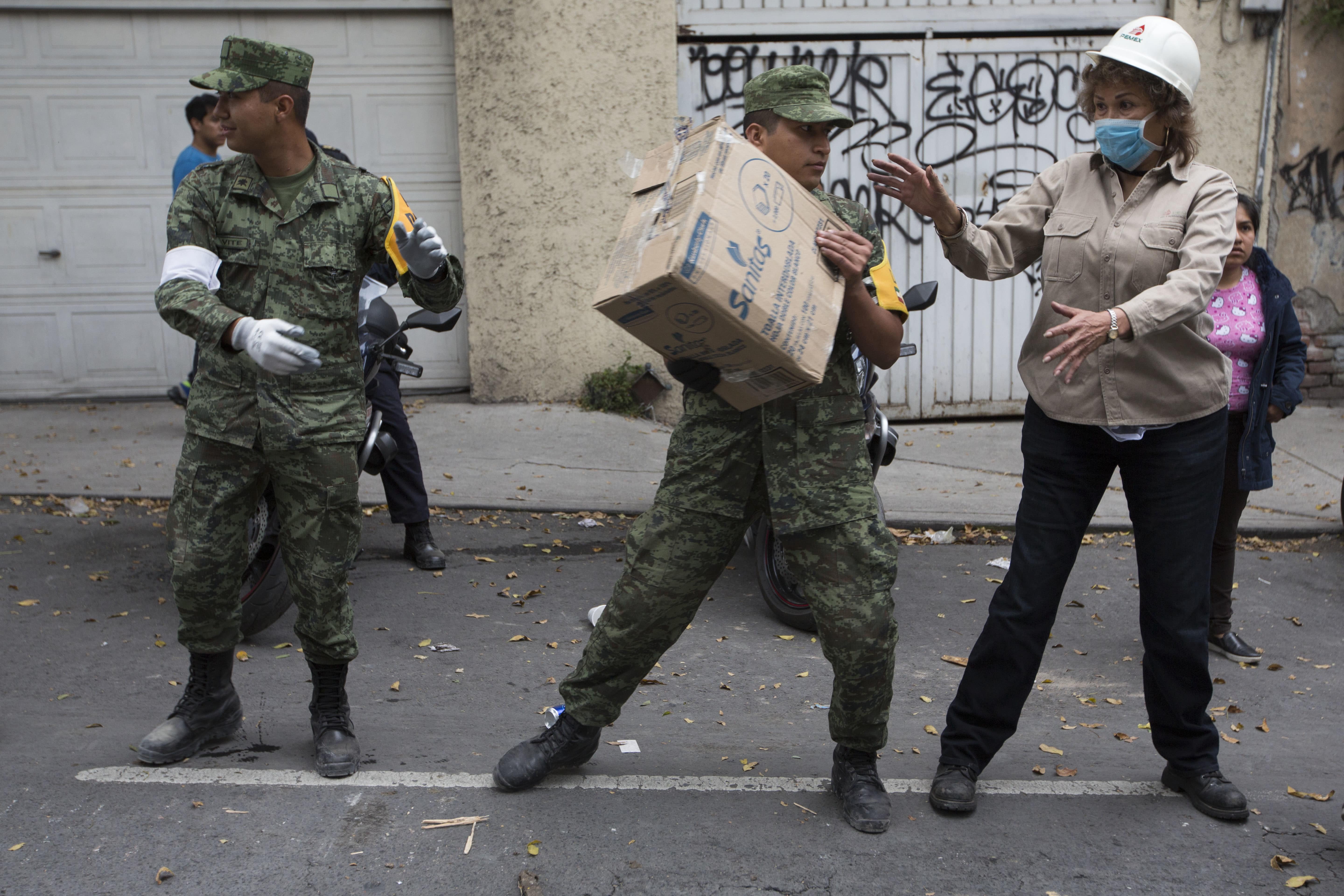 Soldados transportan víveres a centros de acopio
