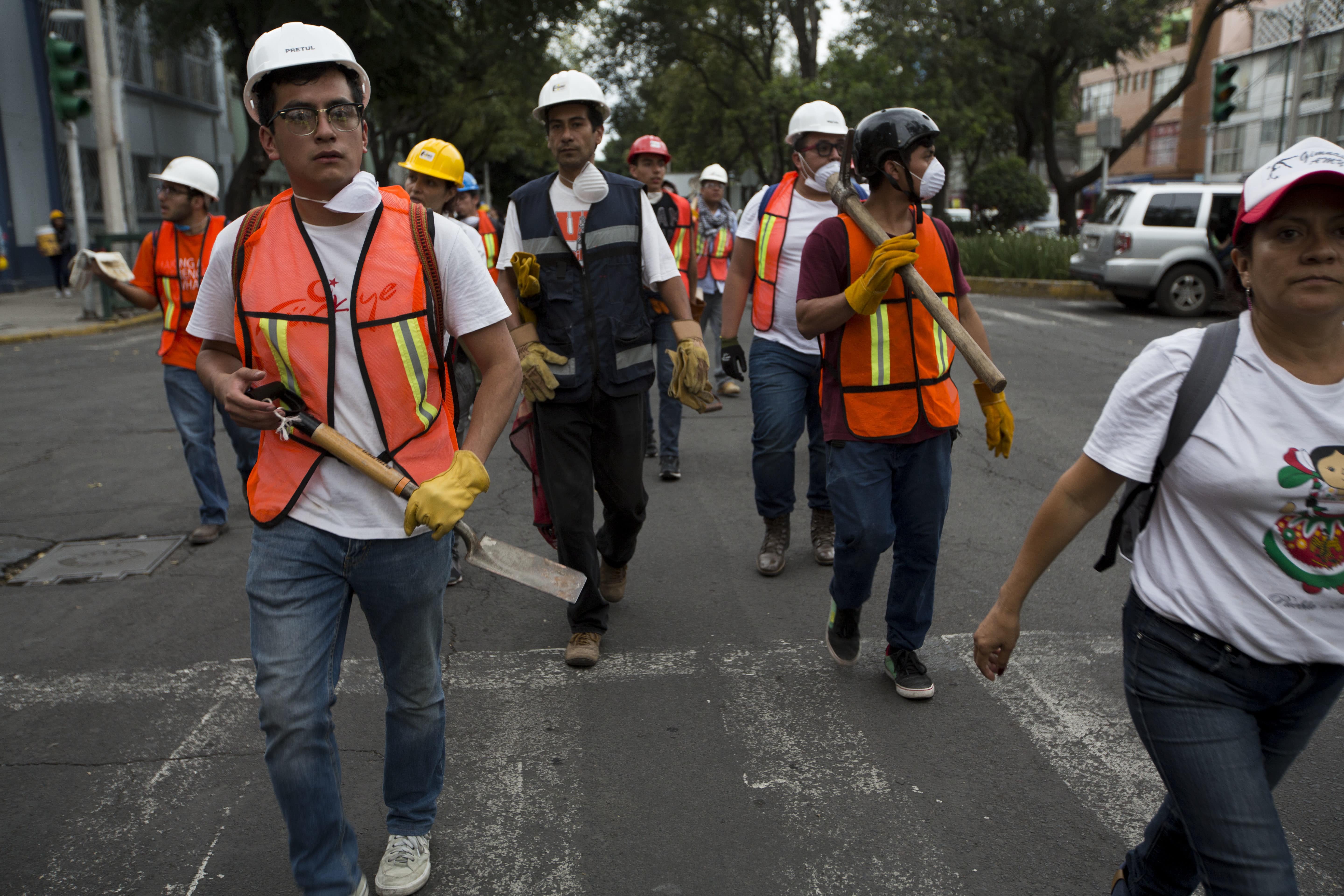 Voluntarios ayudan en Ciudad de México