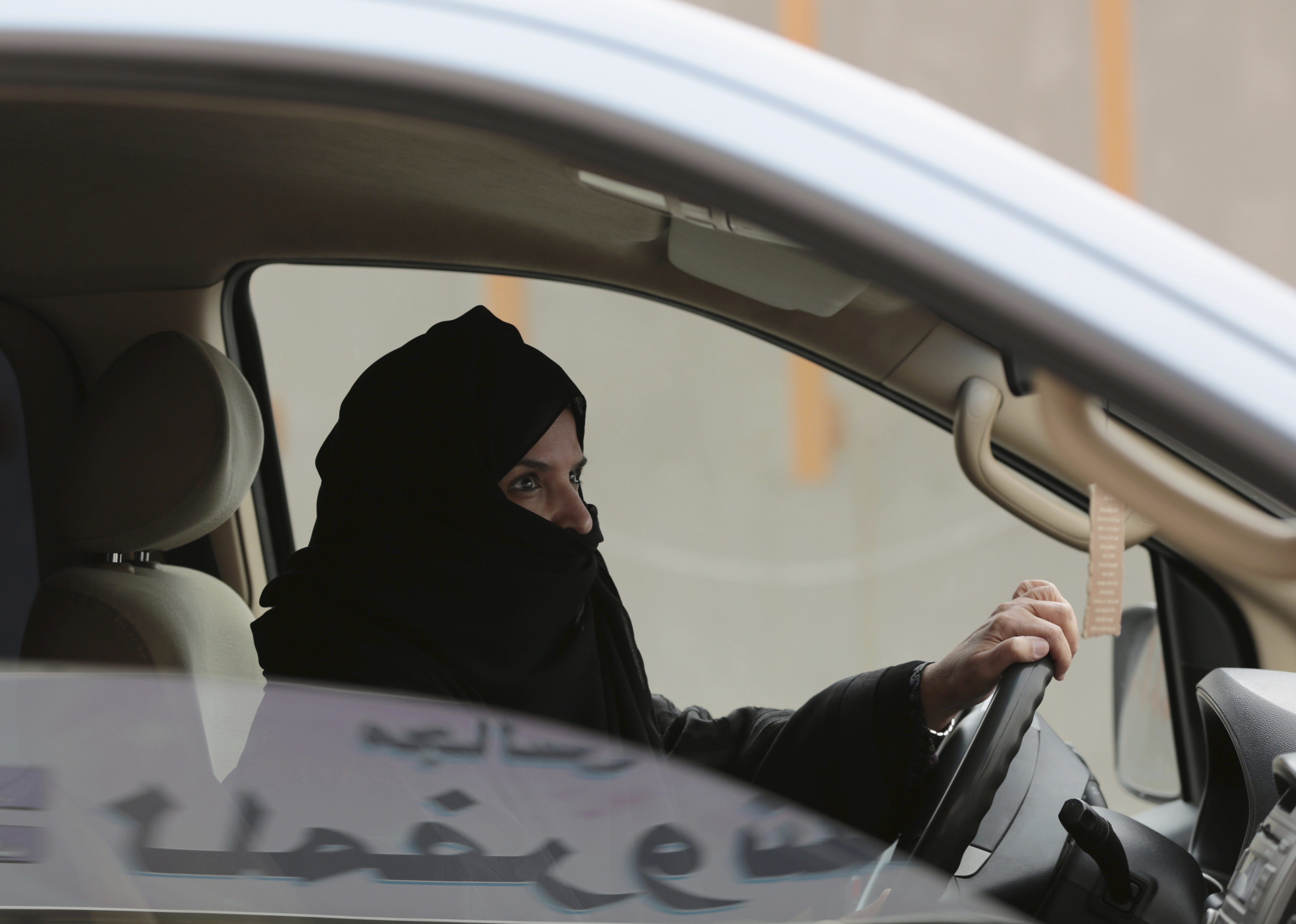 Mujeres automovilistas mejorarán seguridad vial en Arabia Saudí: Ministro Interior