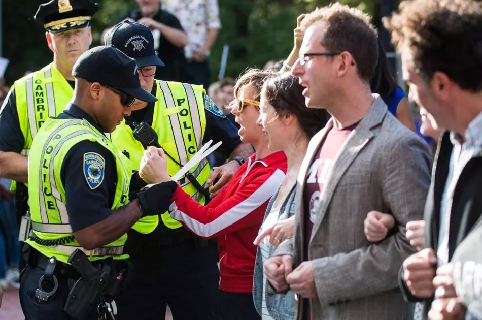 Arrestan profesores Harvard manifestacion pro DACA